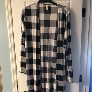 Black and white check duster